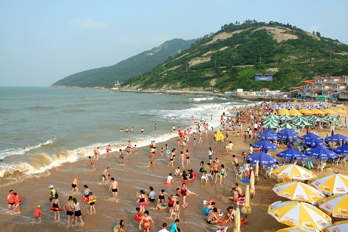 政府支持&middot;連云港連島海濱浴場(chǎng)免門票了!浪漫連島+蘇馬灣+大沙灣一日游99元/人&middot;送洗衣液一袋(2KG),送價(jià)值78元洋河酒1瓶